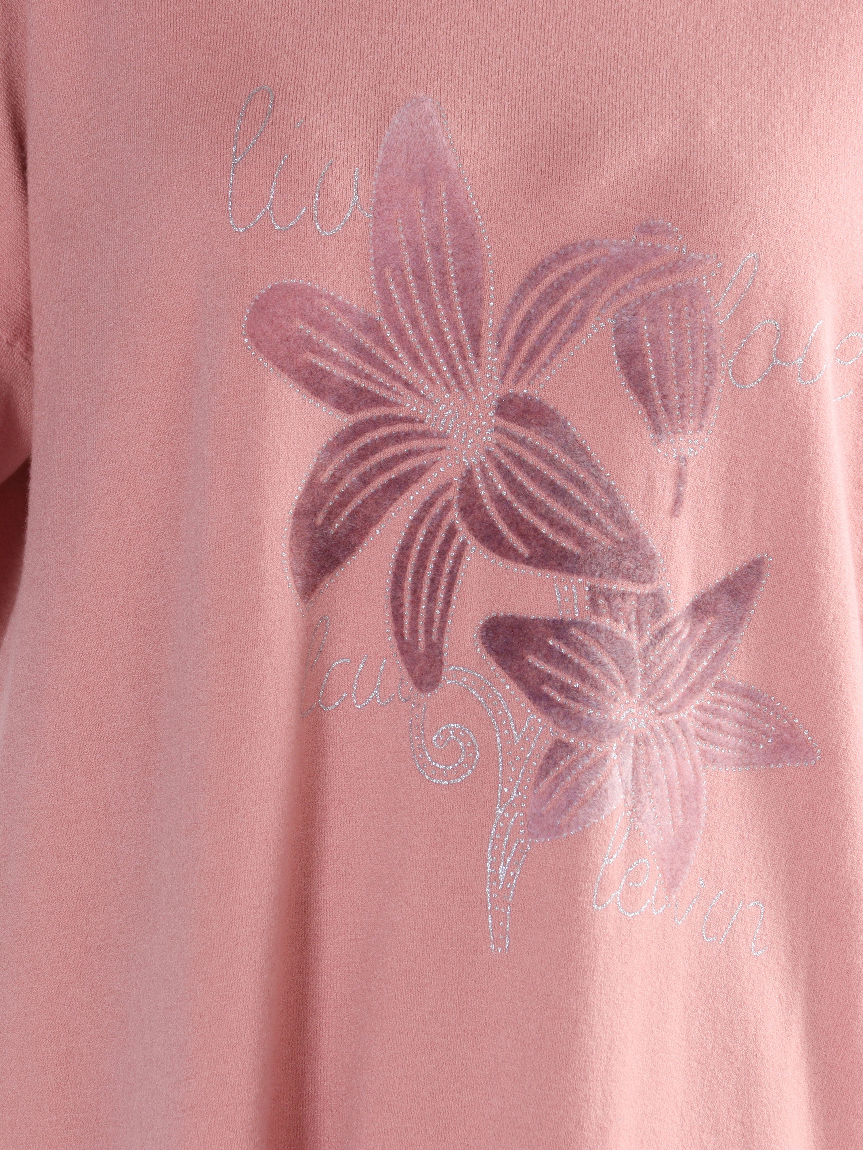 Amilie - Blød plus size strikkjole med blomstermotiver